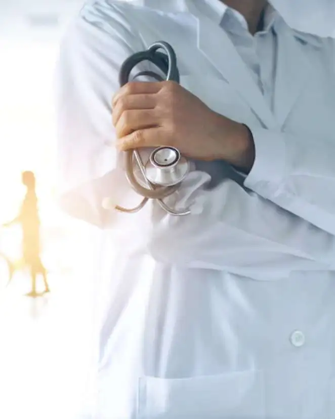 Médico con estetoscopio en un hospital
